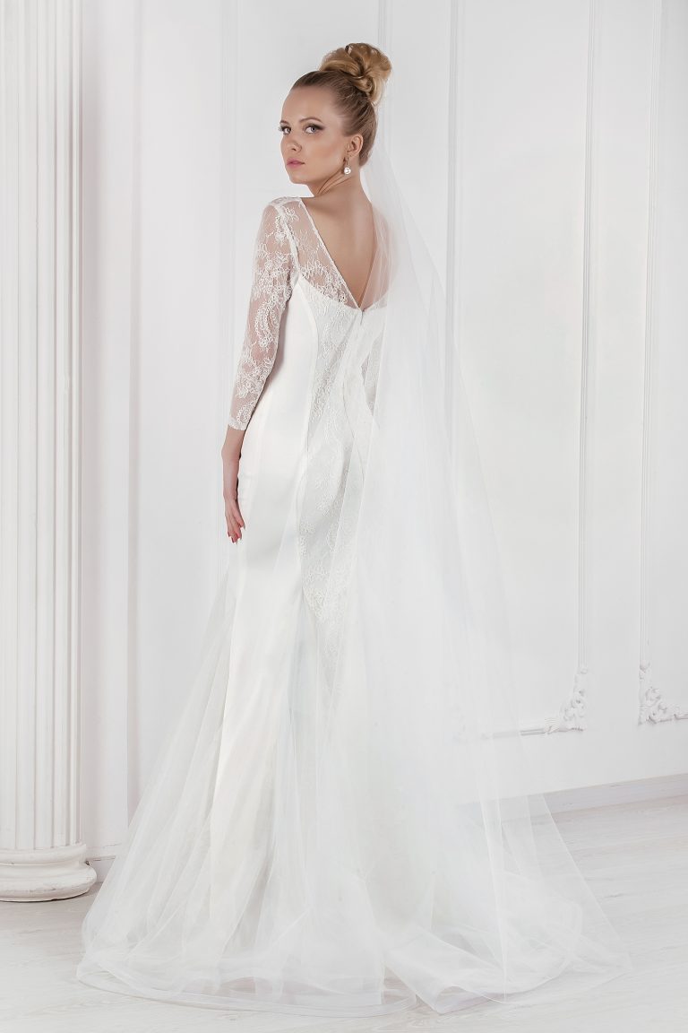 Robe de mariée droite avec manches 3/4