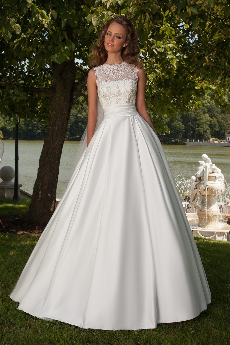 Robe de mariée silhouette en A en satin duchesse