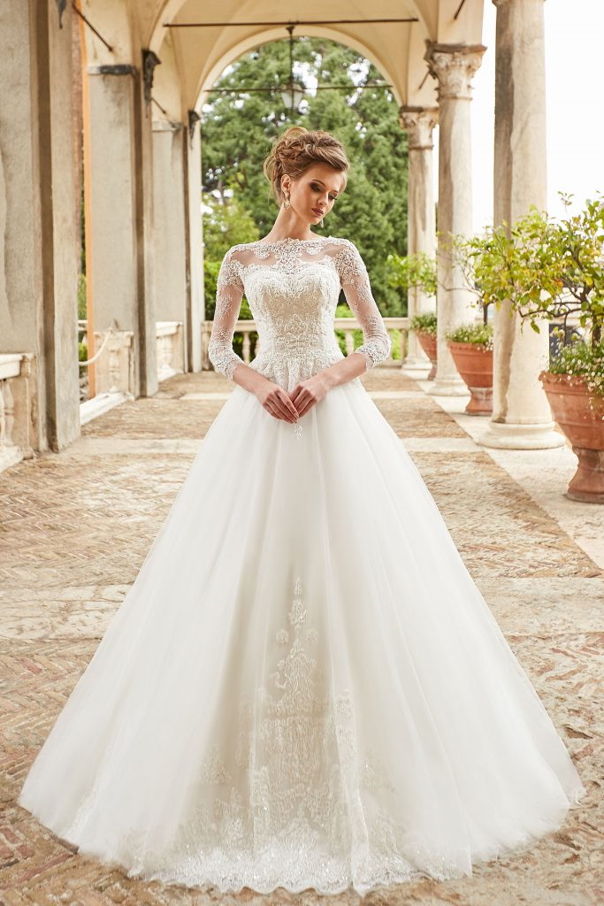 robe de mariee princesse en dentelle couvrante