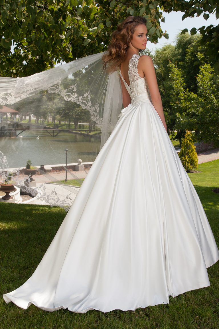 Robe de mariée silhouette en A en satin duchesse