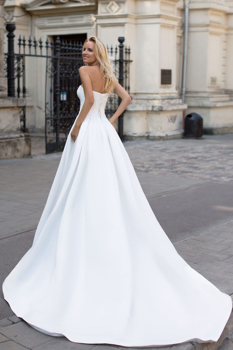 Robe de mariée avec bustier en plumetis