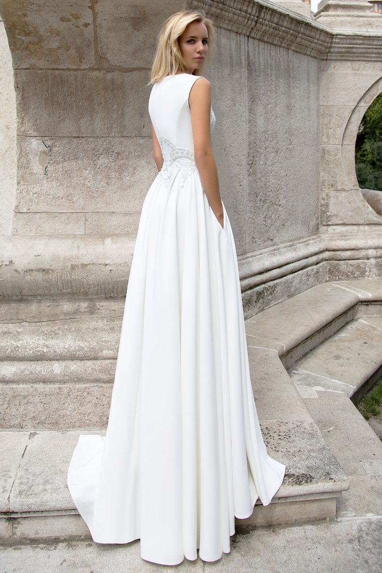 Robe de mariée fluide en satin duchesse