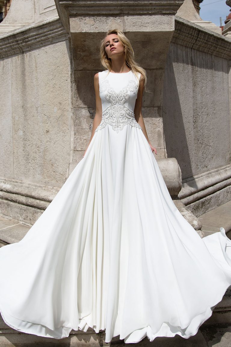 Robe de mariée fluide en satin duchesse