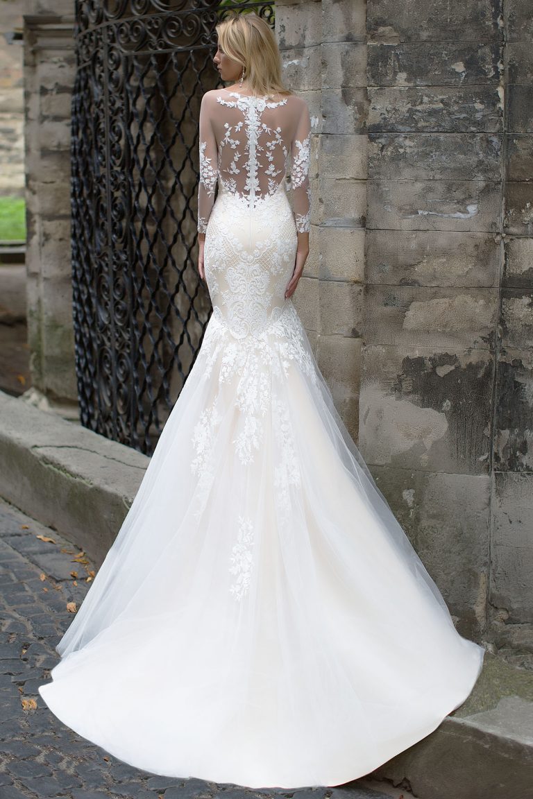 Robe de mariée fourreau semi-transparente