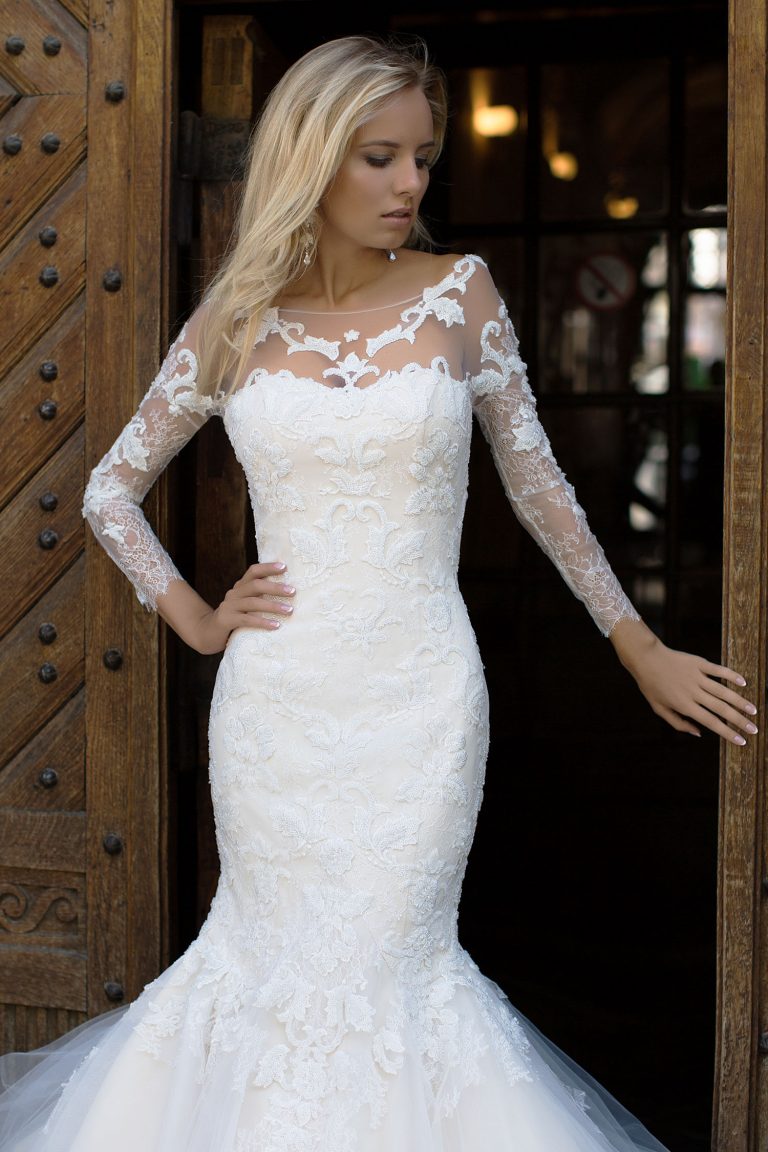 Robe de mariée fourreau couleur pêche