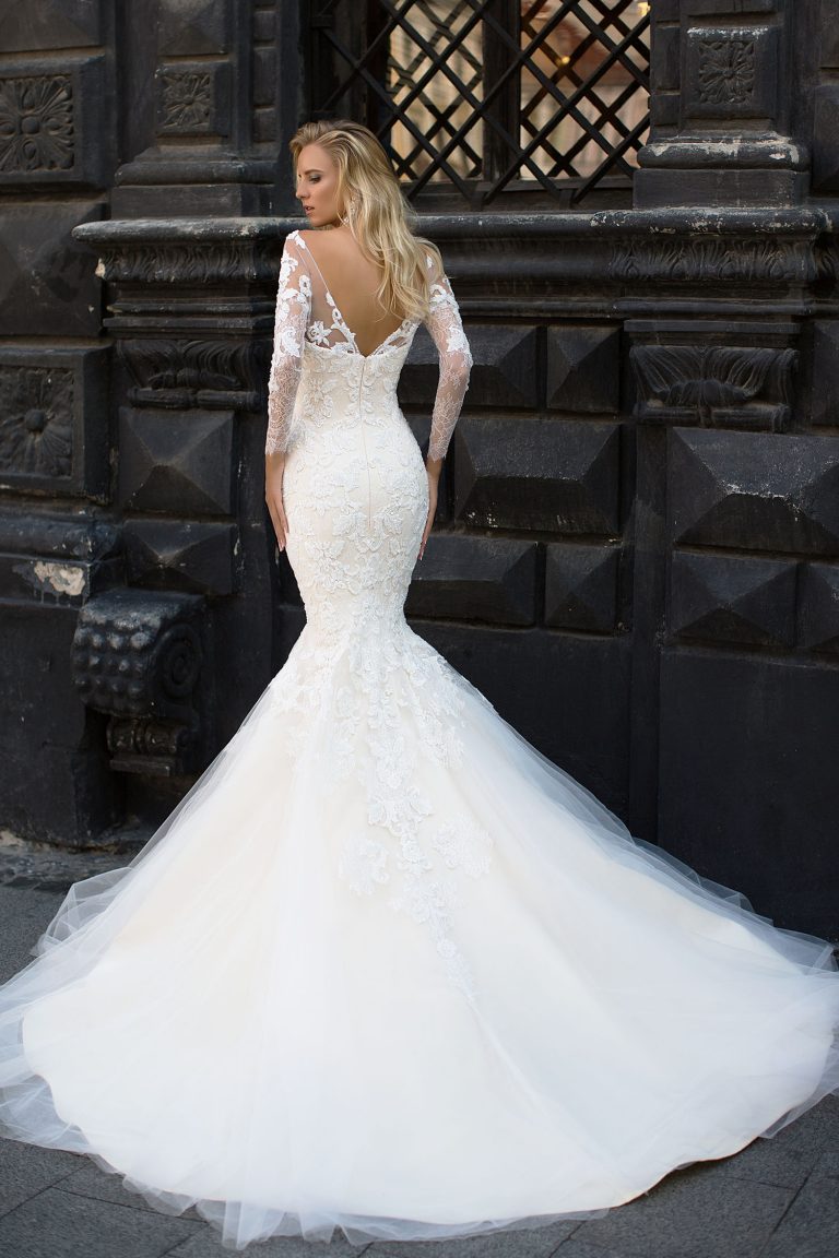 Robe de mariée fourreau couleur pêche