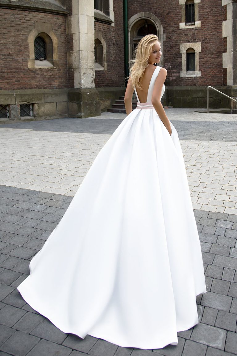 Robe de mariée en satin avec ceinture