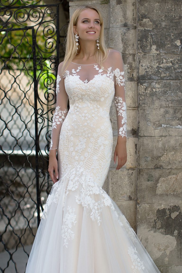 Robe de mariée fourreau semi-transparente