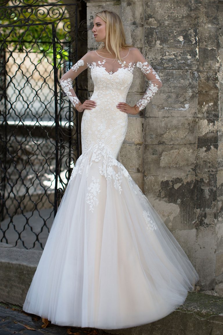 Robe de mariée fourreau semi-transparente