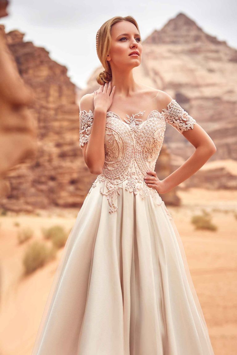 Robe mariée élégante en dentelle avec des perles roses