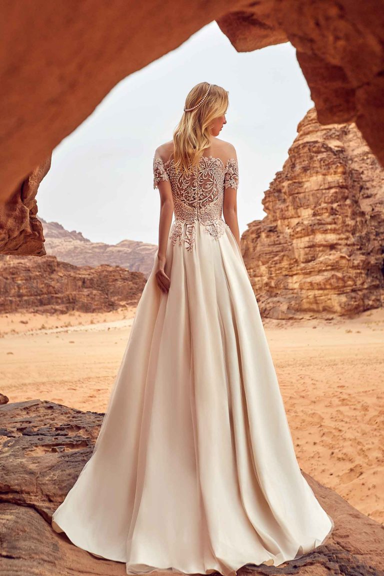 Robe mariée élégante en dentelle avec des perles roses