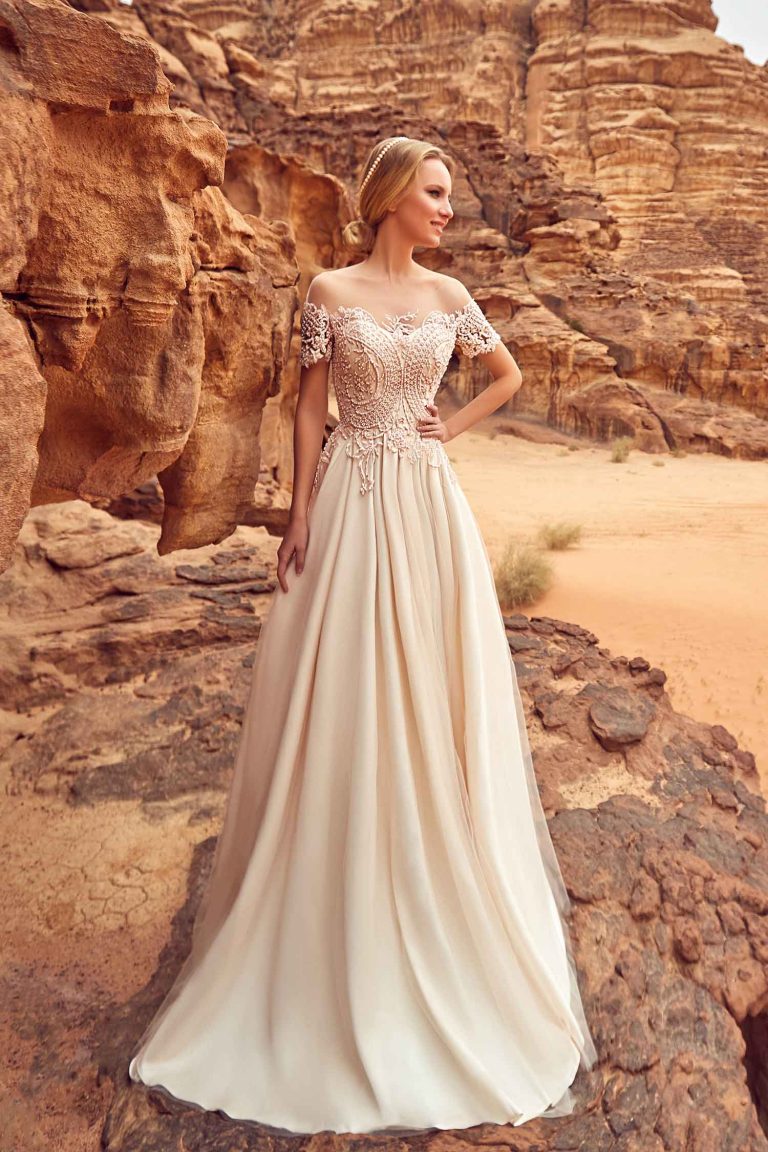 Robe mariée élégante en dentelle avec des perles roses