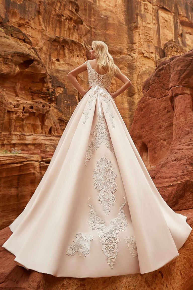 Robe de mariée rose poudré en dentelle et en satin