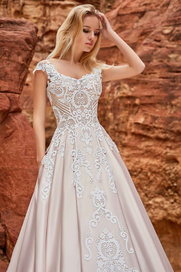 Robe de mariée rose poudré en dentelle et en satin