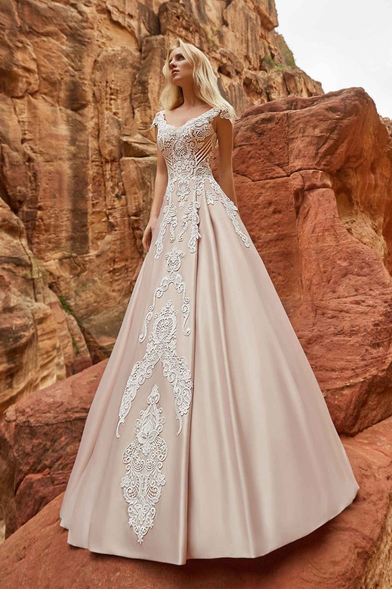 Robe de mariée rose poudré en dentelle et en satin