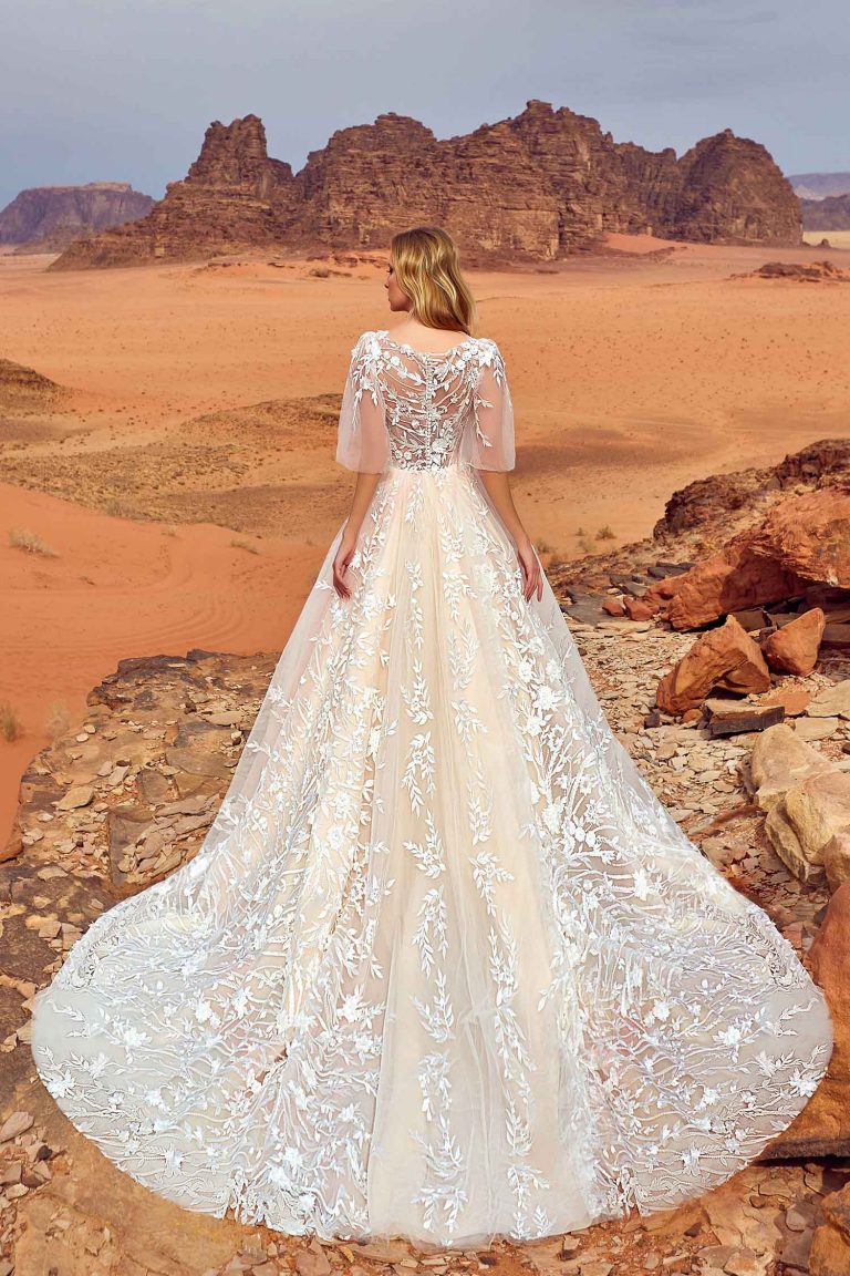 Robe de mariée en dentelle avec motifs fleuris