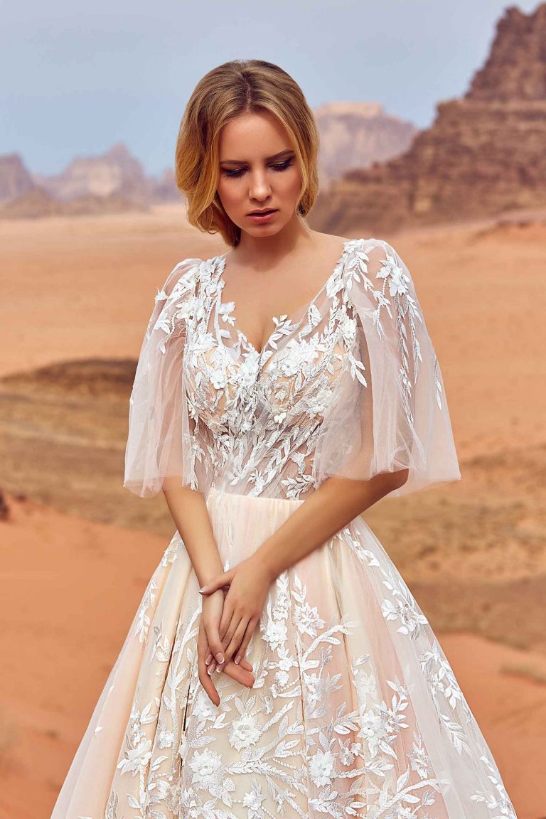 robe de mariée en dentelle fait mains fleurs perles oksana mukha paris