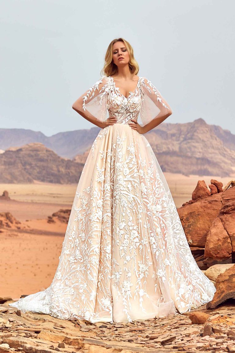 Robe de mariée en dentelle avec motifs fleuris