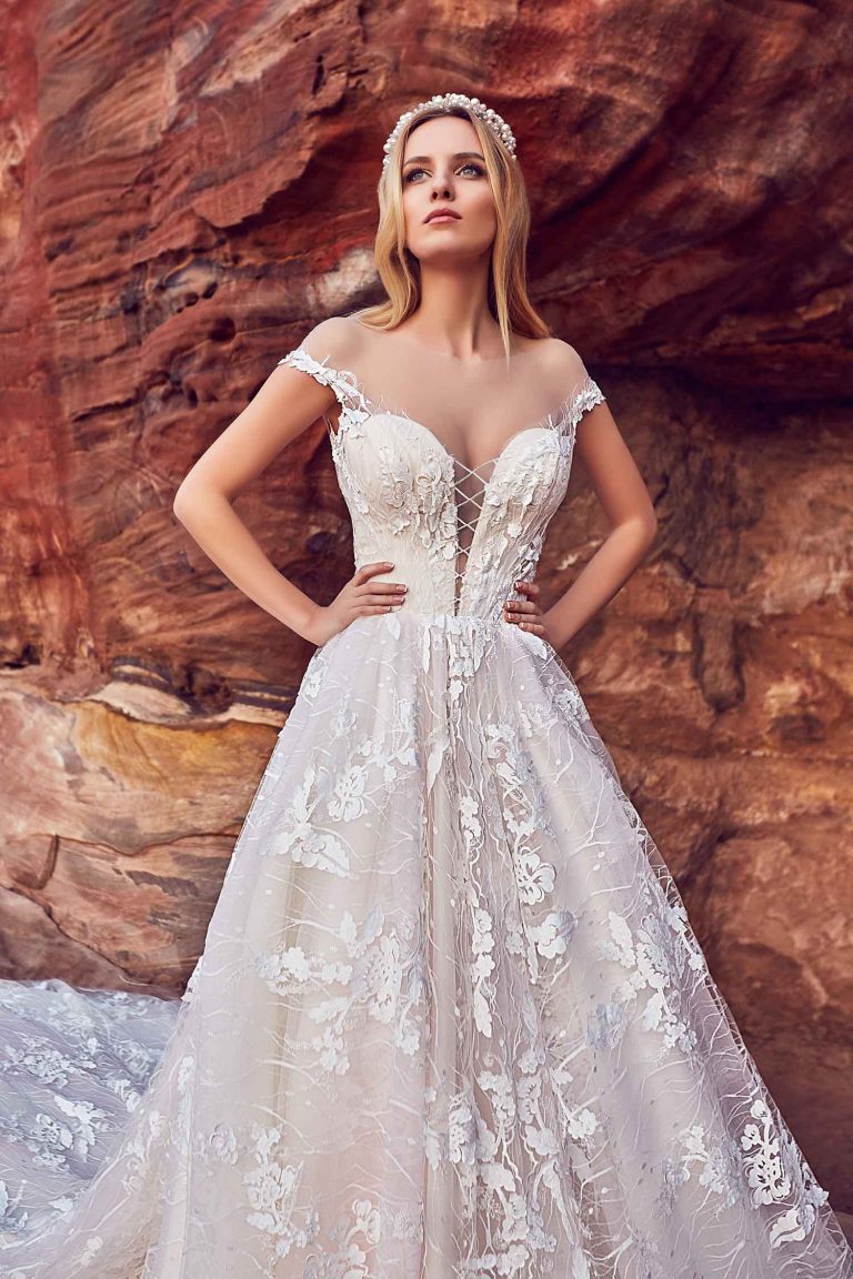 Robe de mariée avec croisillon sur le décolleté