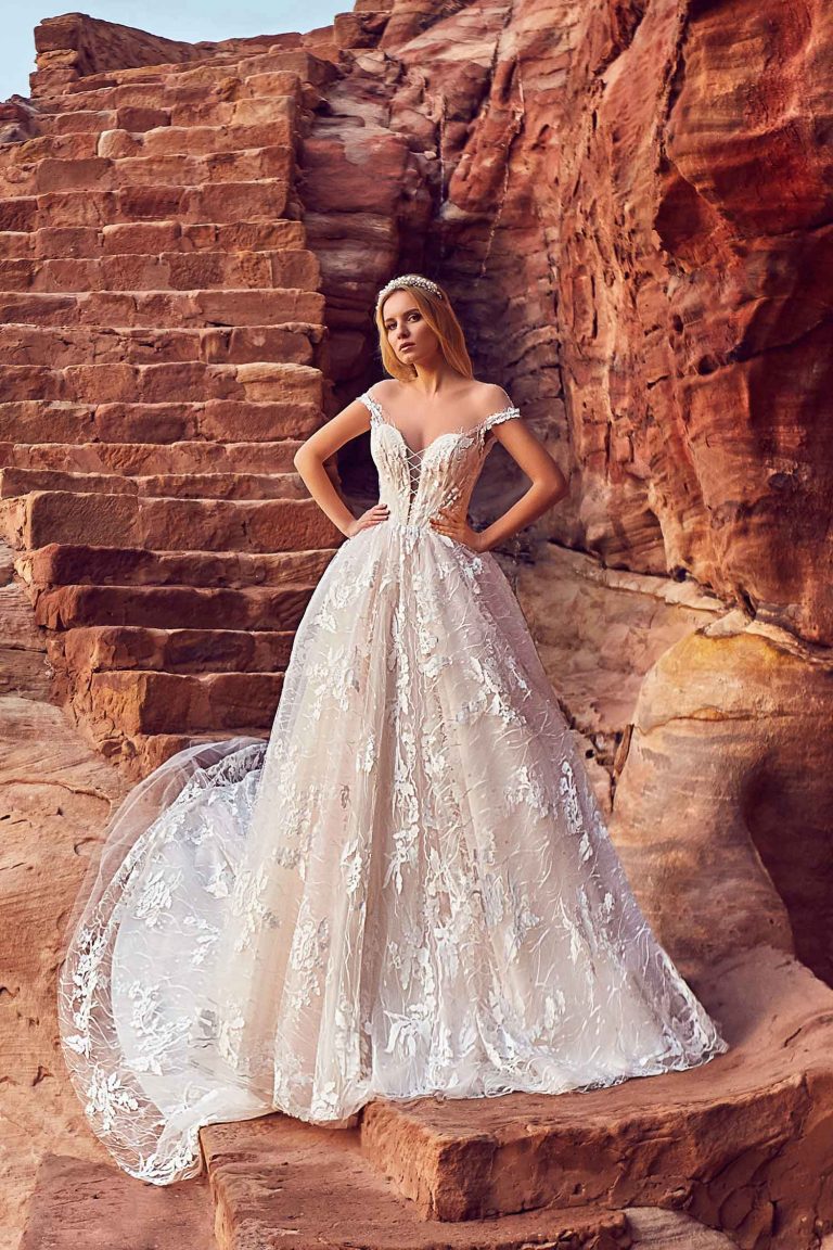 Robe de mariée avec croisillon sur le décolleté