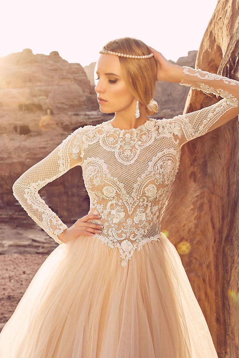 Robe de mariée princesse avec col haut brodé