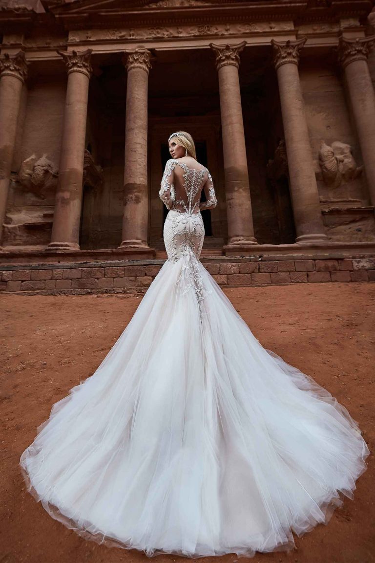 Robe de mariée sirène en satin brodée de perles