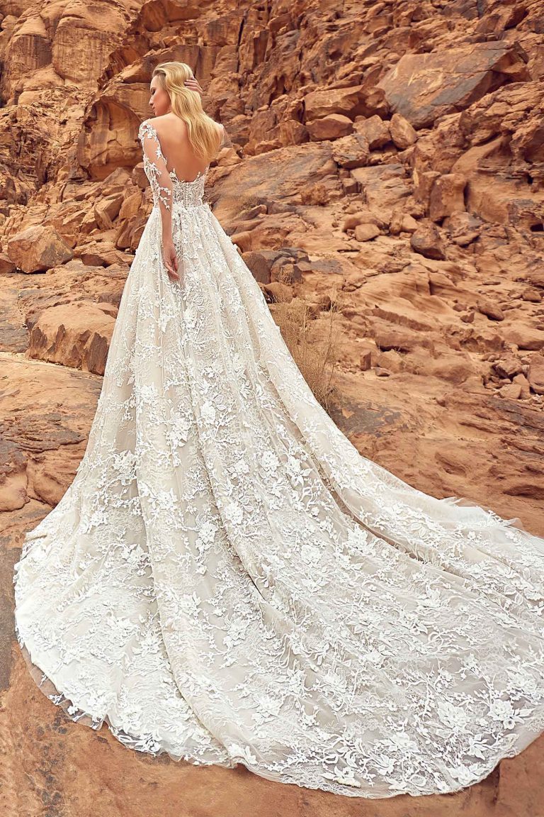 Robe de mariée haute couture brodée de fleurs et de perles