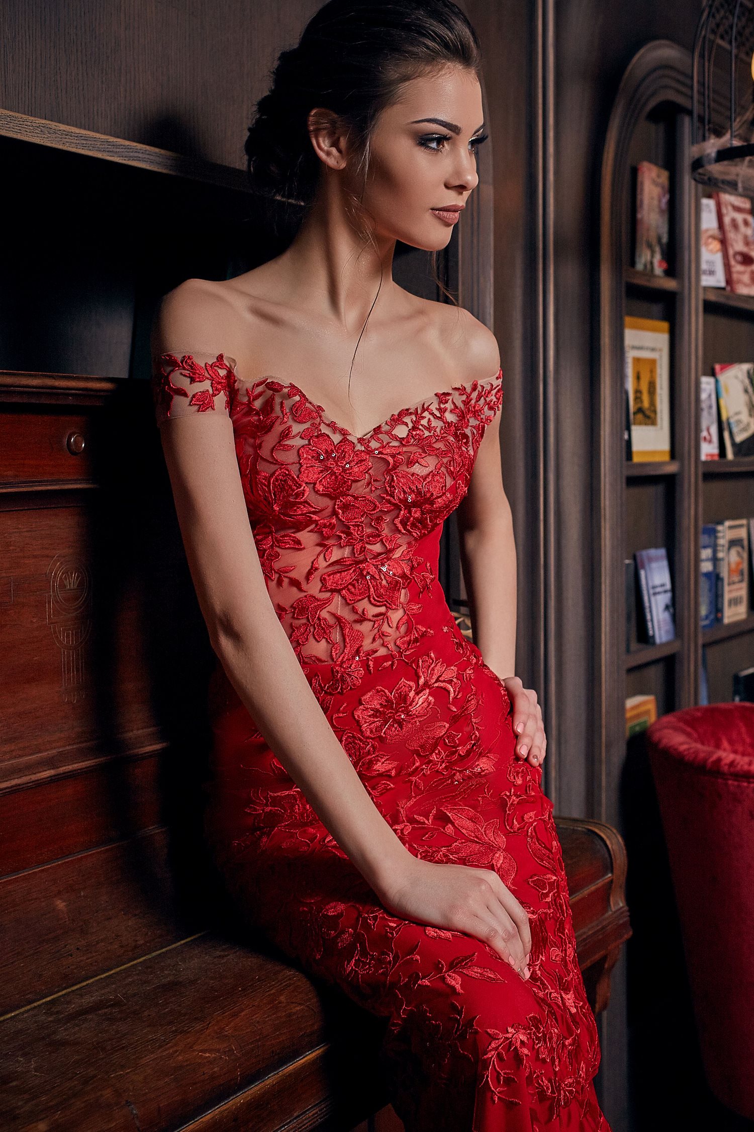 Robe de soir e longue rouge de forme sir ne en dentelle