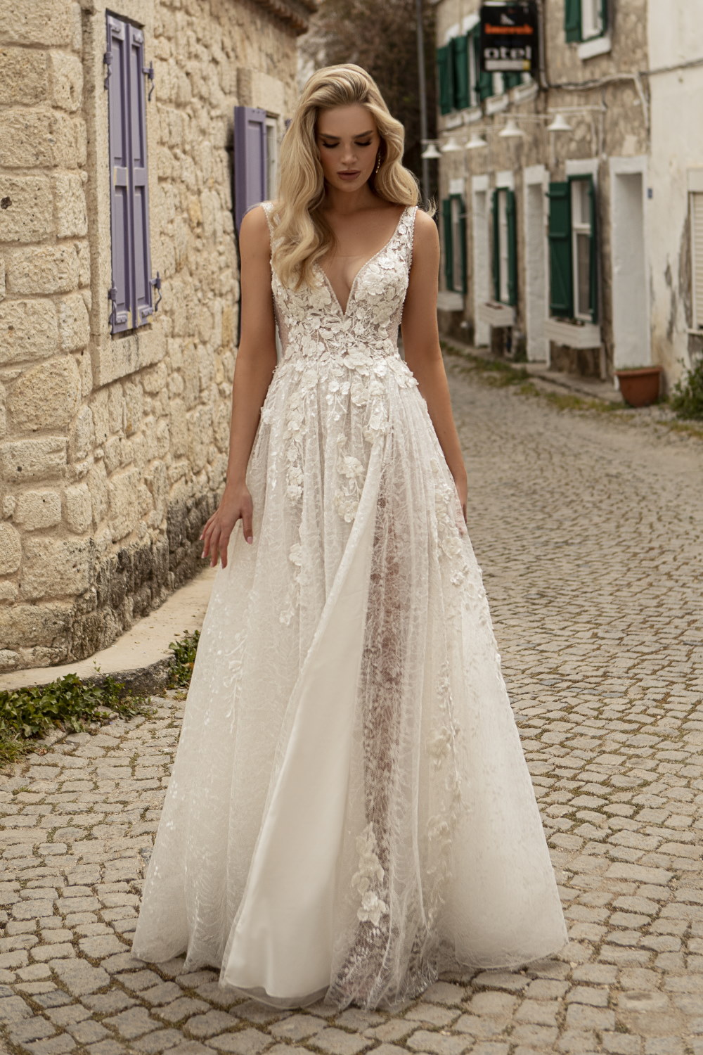 robe de mariee decollete en v dentelle