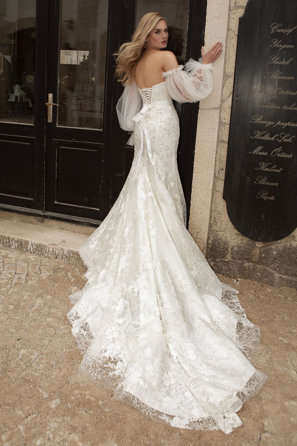 robe de mariee en dentelle lacee dans le dos