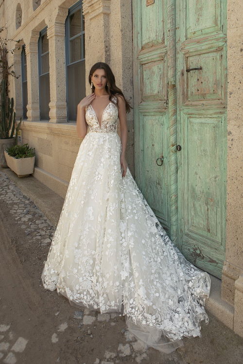 Robe de mariée décolleté et dos en V