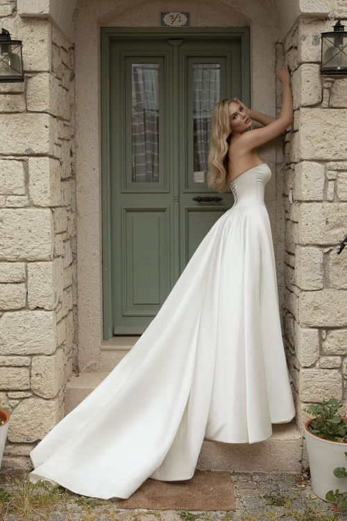 Robe de mariée simple avec traîne