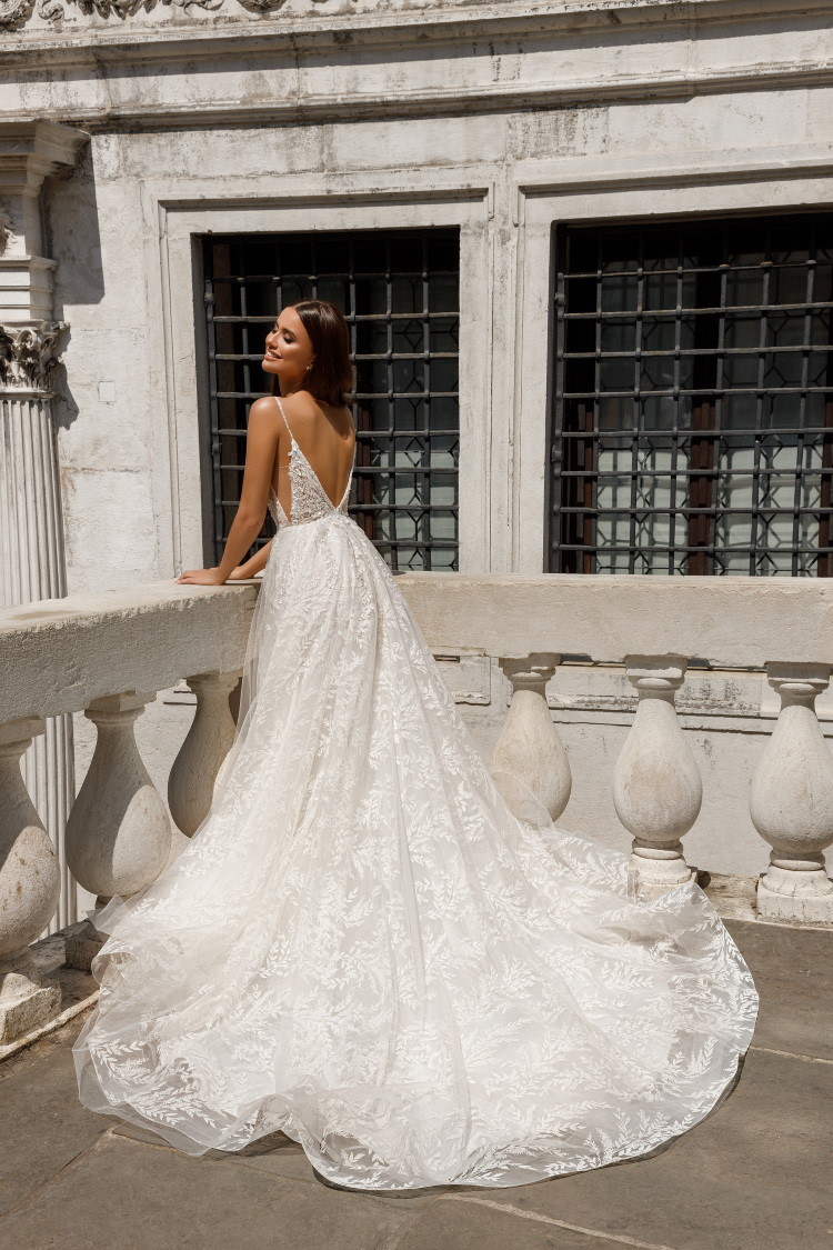 robe de mariee en dentelle fine bretelles decollete en V