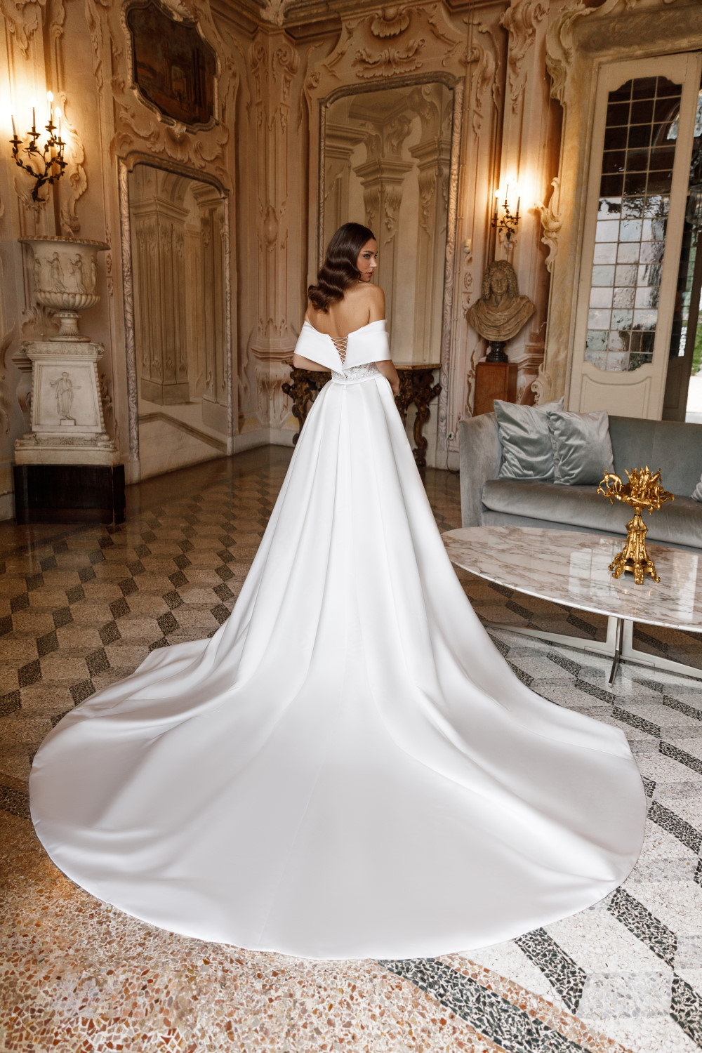 robe de mariee avec longue traine en satin duchesse