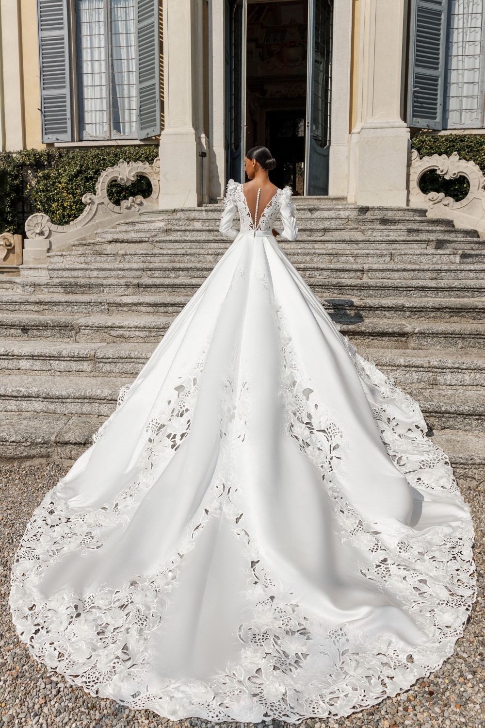 robe de mariee spectaculaire en dentelle ajouree