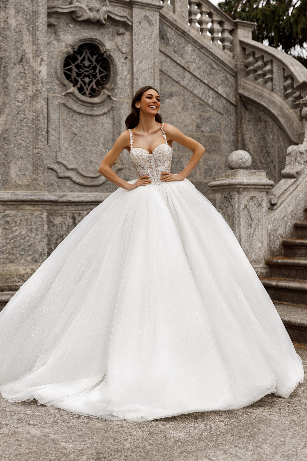 Robe de mariee avec jupe volumineuse en tulle de soie