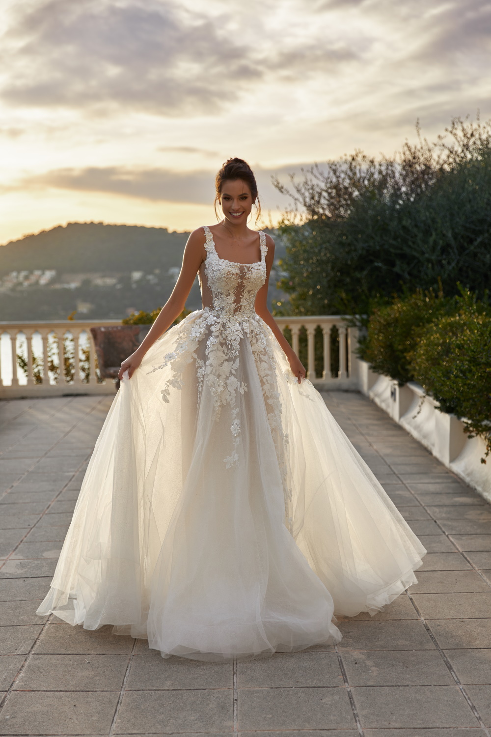 Robe de mariee en tulle de soie cousu de fleurs en 3D Oksana Mukha