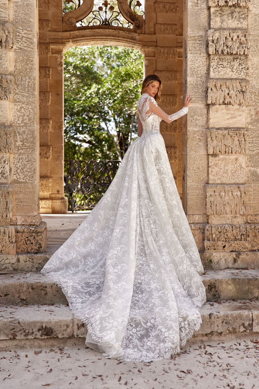 magnifique robe de mariee tout en dentelle