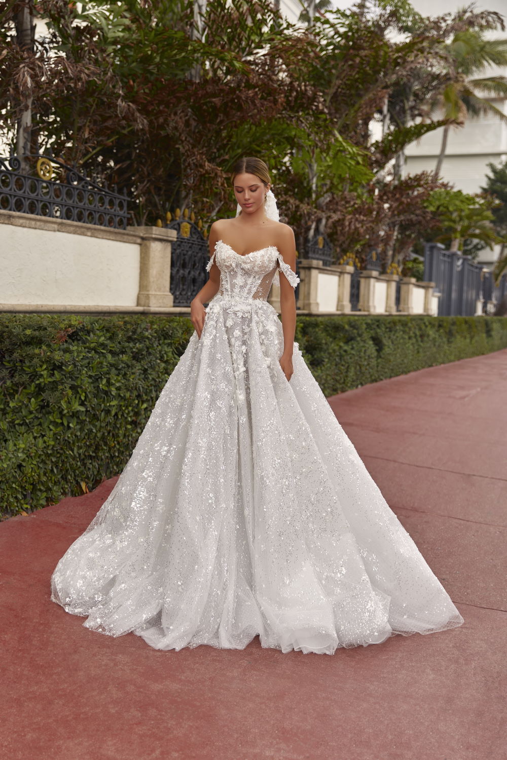 robe de mariage en dentelle avec bustier et manchettes