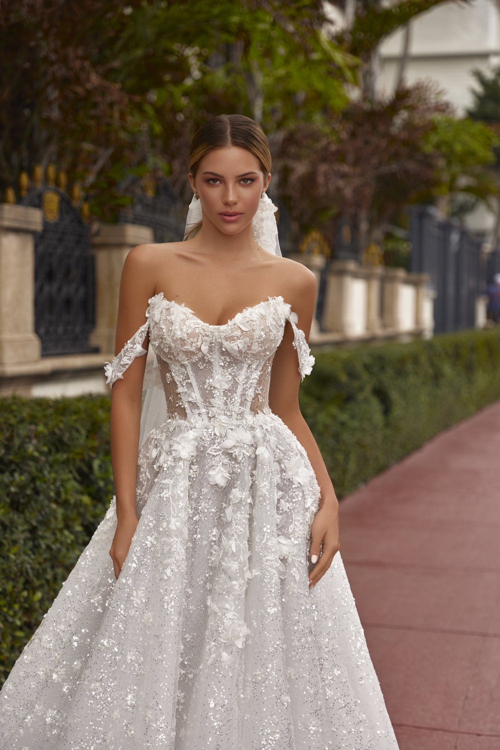 robe de mariage en dentelle et fleurs
