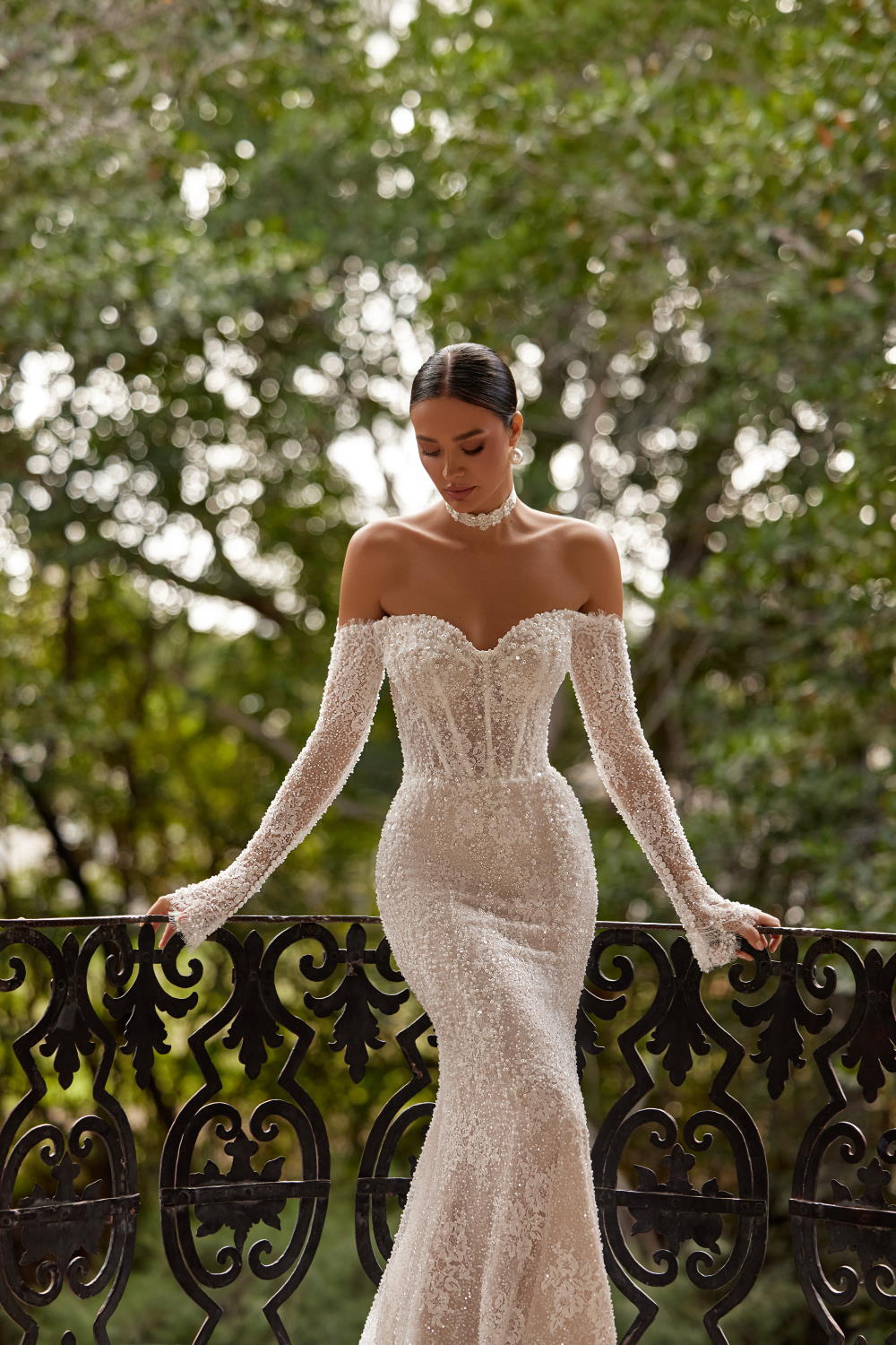 robe de mariee ajustee encolure bardot manches longues