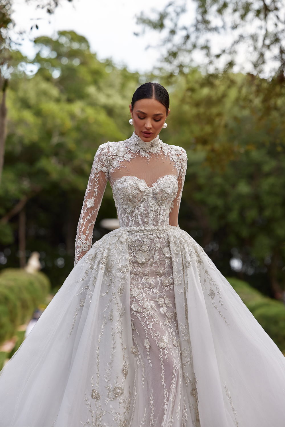 robe de mariee avec bustier, traine amobible et collier de dentelle