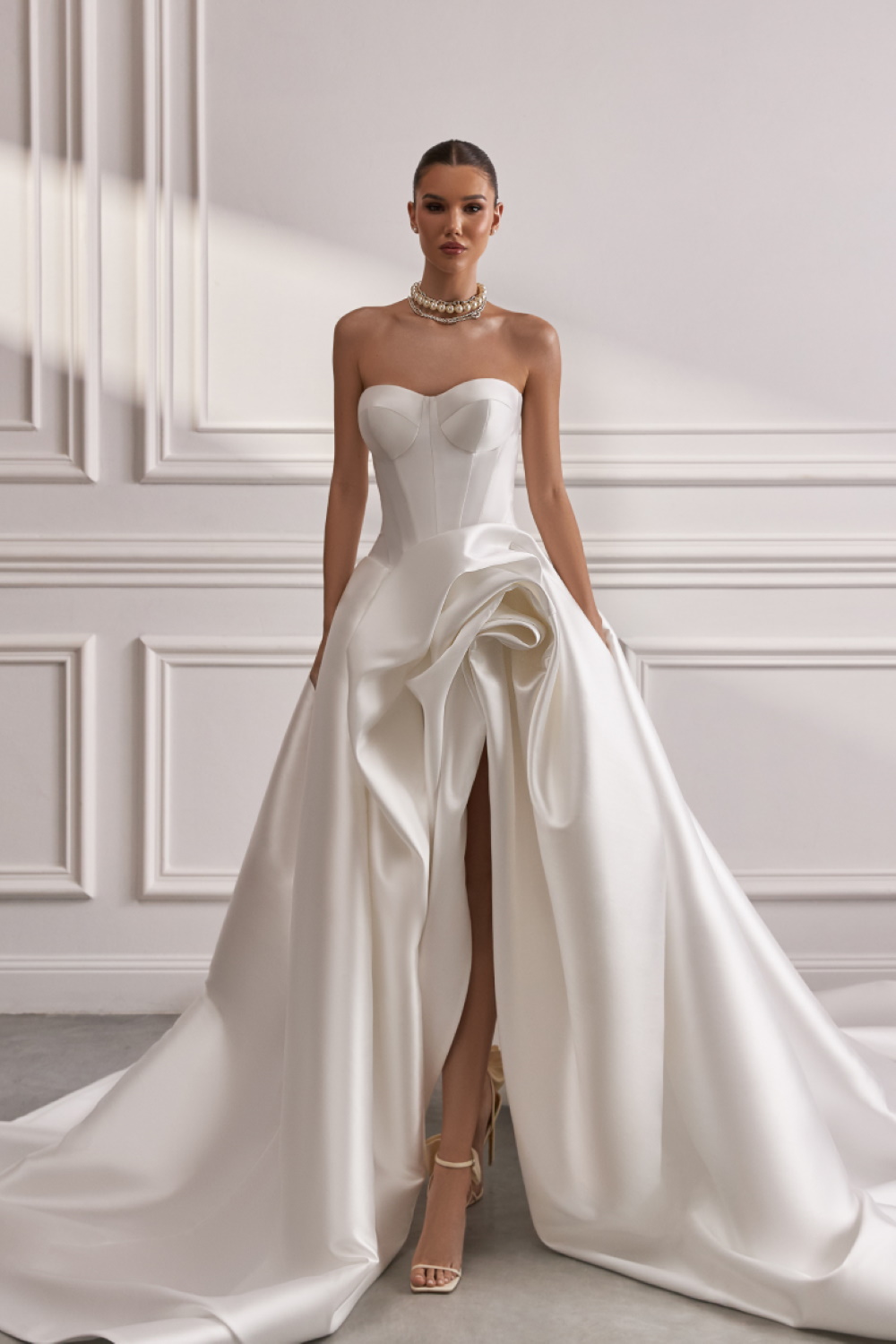 robe de mariee avec effet drape en cascade sur le devant