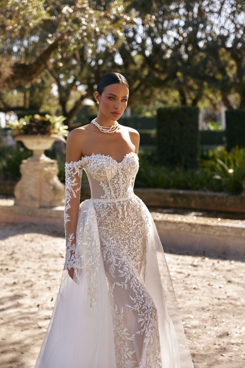 robe de mariee avec epaules denudees et manches longues