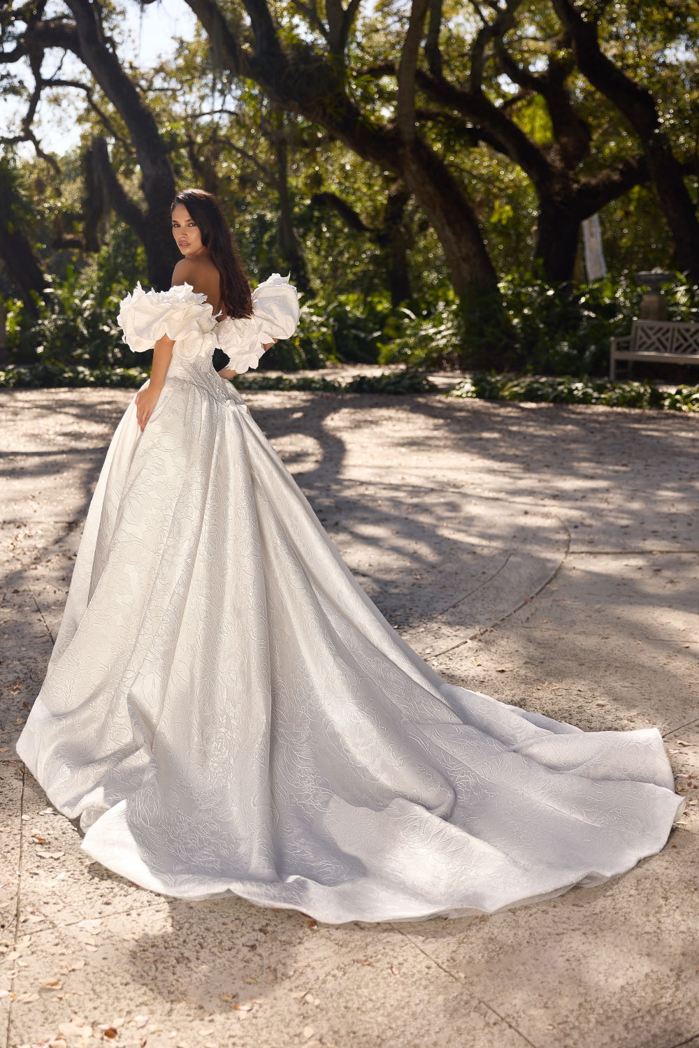 robe de mariee avec manches bouffantes et laçage dans le dos