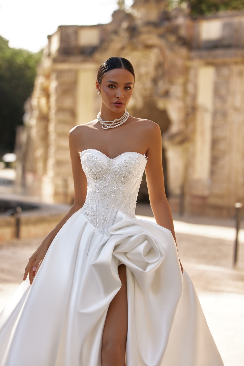 robe de mariee avec pli en rose en haut de la jupe