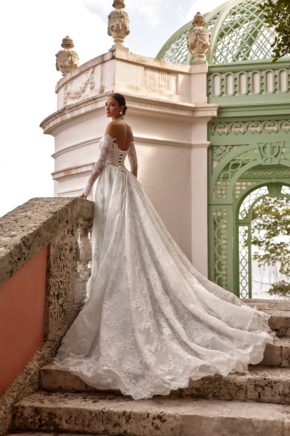 robe de mariee classique chic encolure bardot