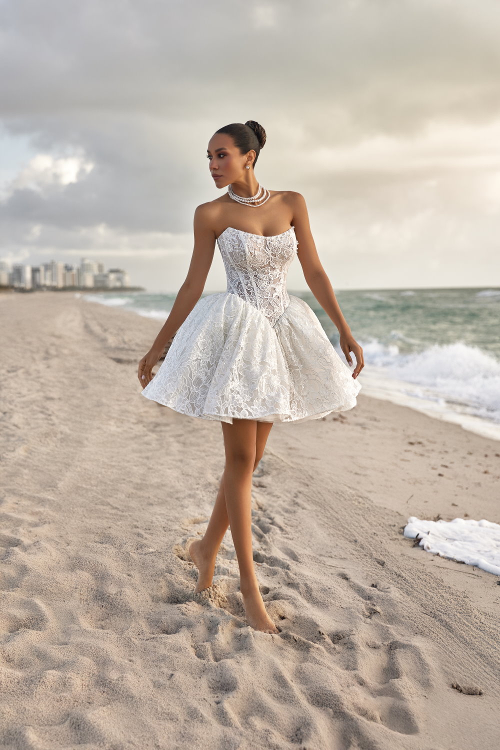 robe de mariee courte en dentelle avec bustier