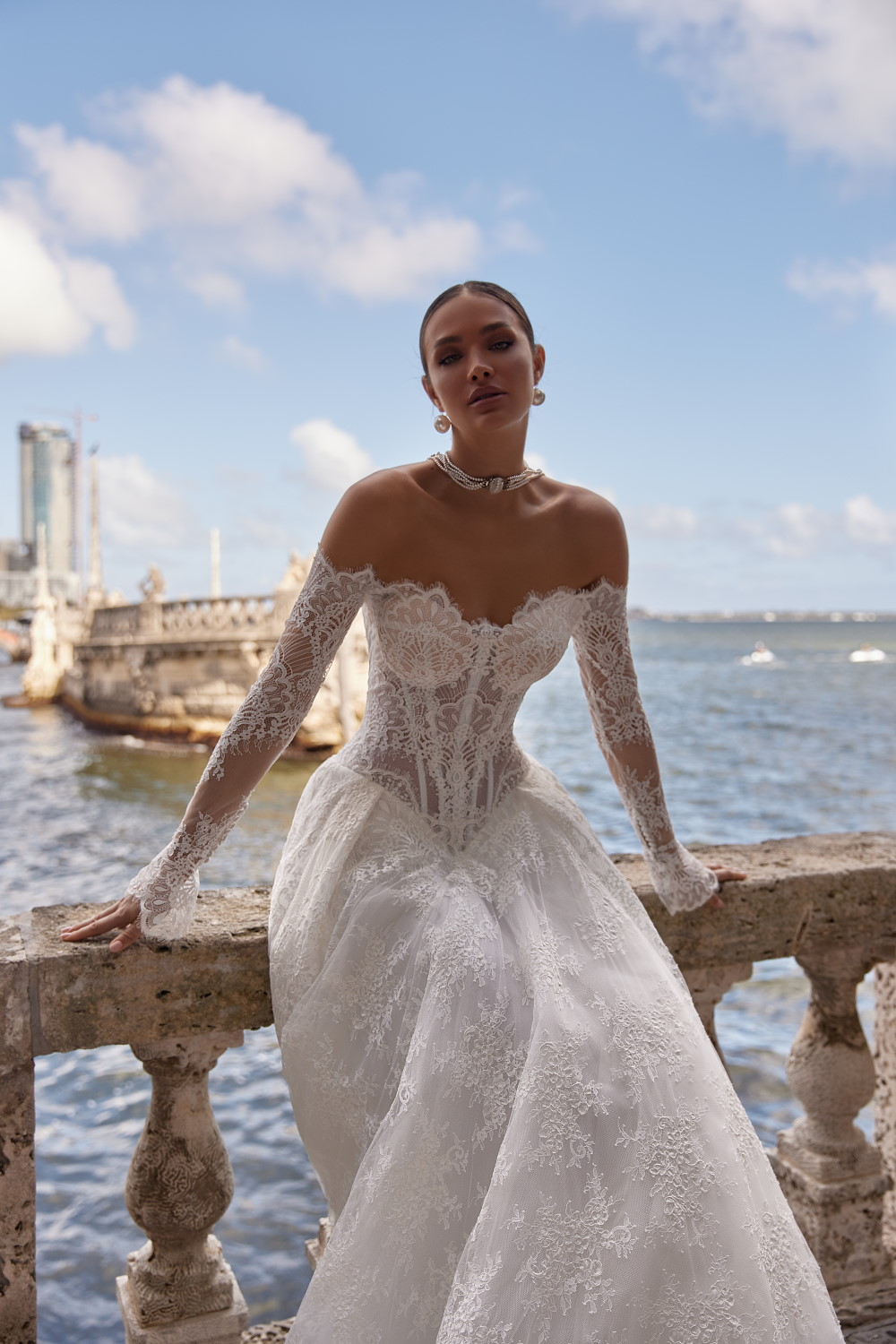 robe de mariee en dentelle epaules denudees et manches longues