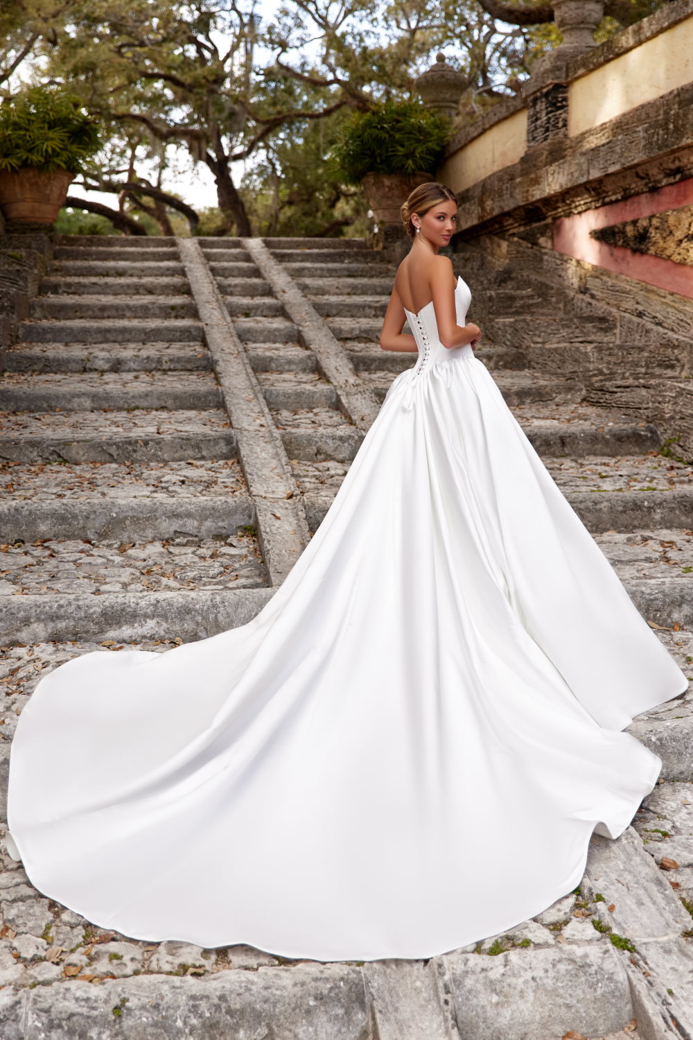 robe de mariee en satin avec longue traine